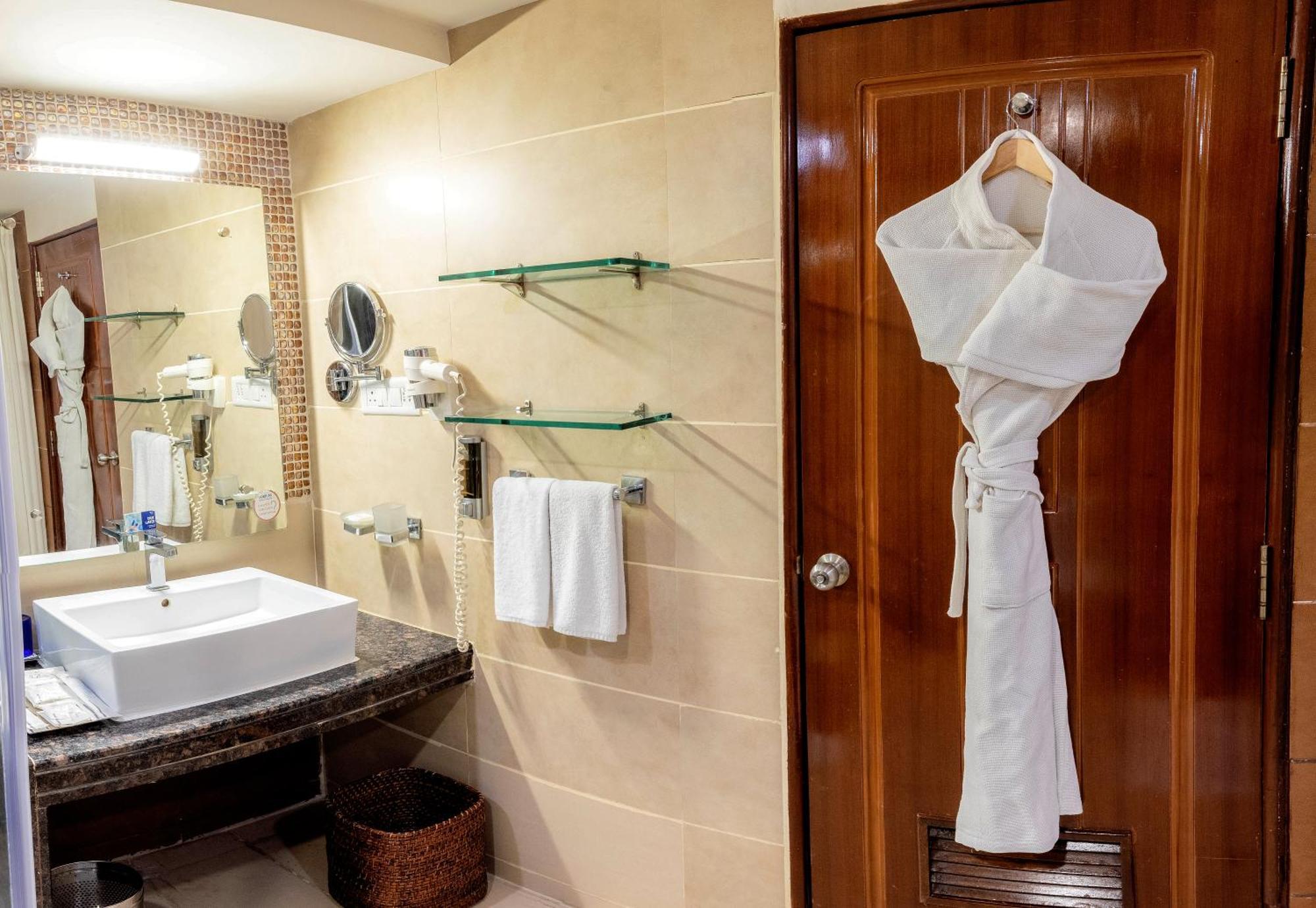 Fortune Jp Palace, Mysore - Member Itc Hotels' Group Exterior foto A bathrobe hanging on a door