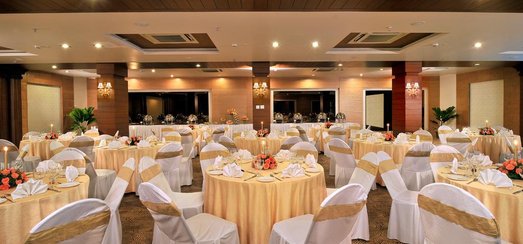 Fortune Jp Palace, Mysore - Member Itc Hotels' Group Exterior foto The Royal, a banquet hall at the hotel